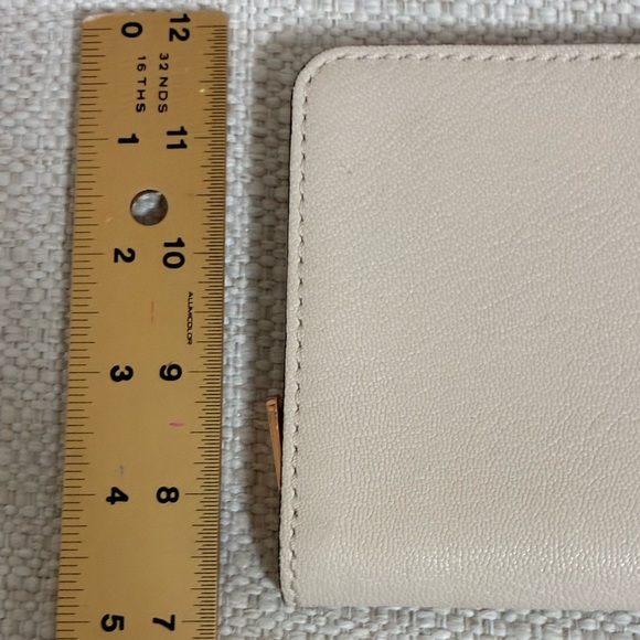 Michael Kors EUC Hamilton Traveler zip-around wallet cream/buff pebbled leather - Picture 15 of 15